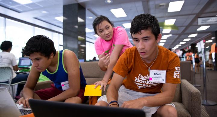students registering for classes at UT Austin during orientation